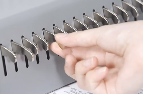 01 Deli 3873 Comb Binding Machine Operation Video