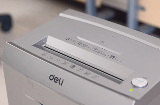 01 Deli ET095 Paper Shredder