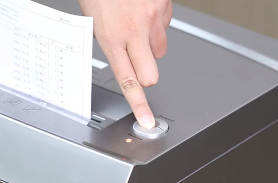 01 Deli ET096 Paper Shredder