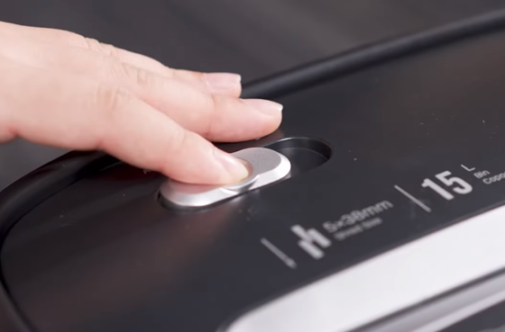 01 Deli E9947 Paper Shredder